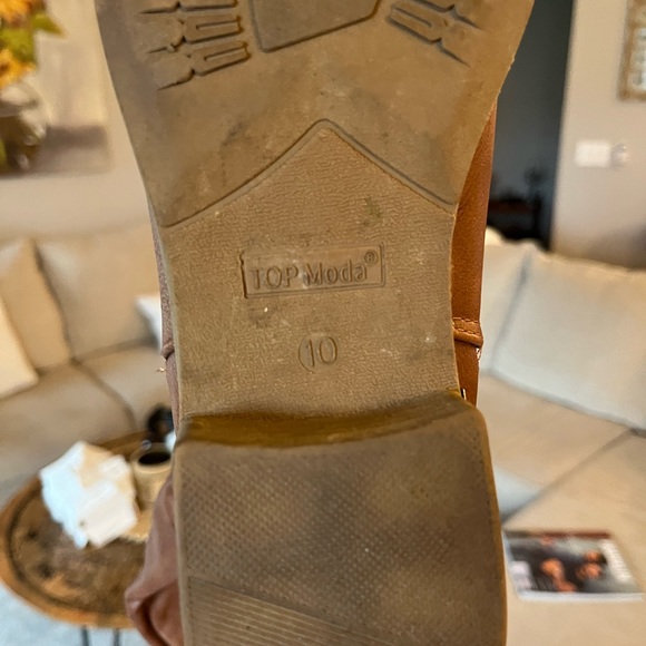 Brown boots - Picture 6 of 8